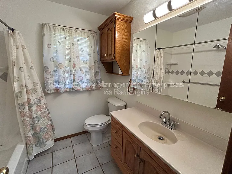 204 Wolf Ln — Photo 17