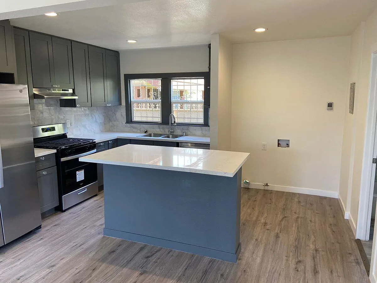 Building Photo - 937 W 45th St #937