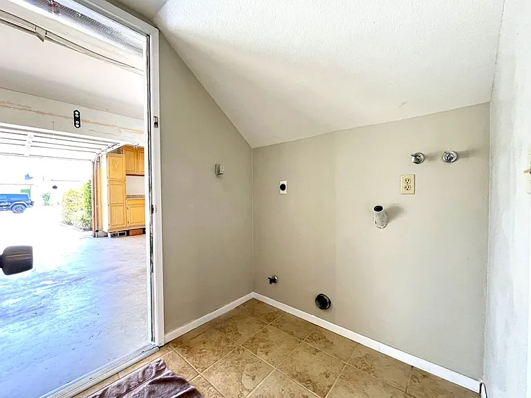 581 S Greenwich St — Photo 39
