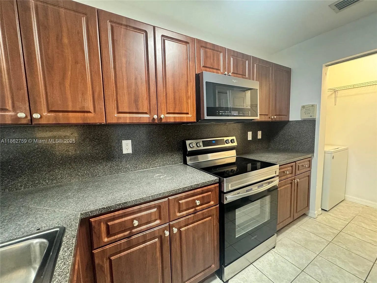 3 bed, 1391 sqft, $2,900 — Photo 2