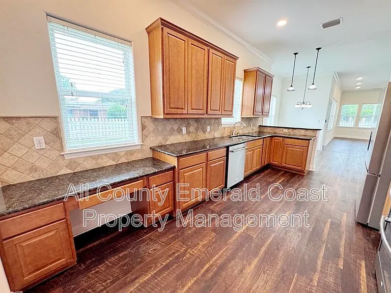 722 Kelly St — Photo 19