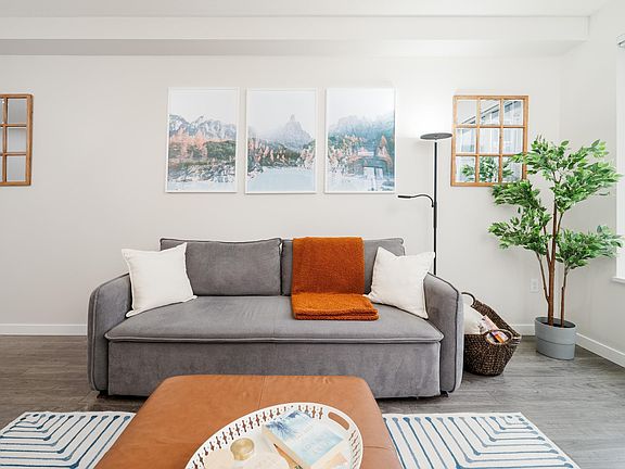 5th image of 9399 Alexandra Rd #218