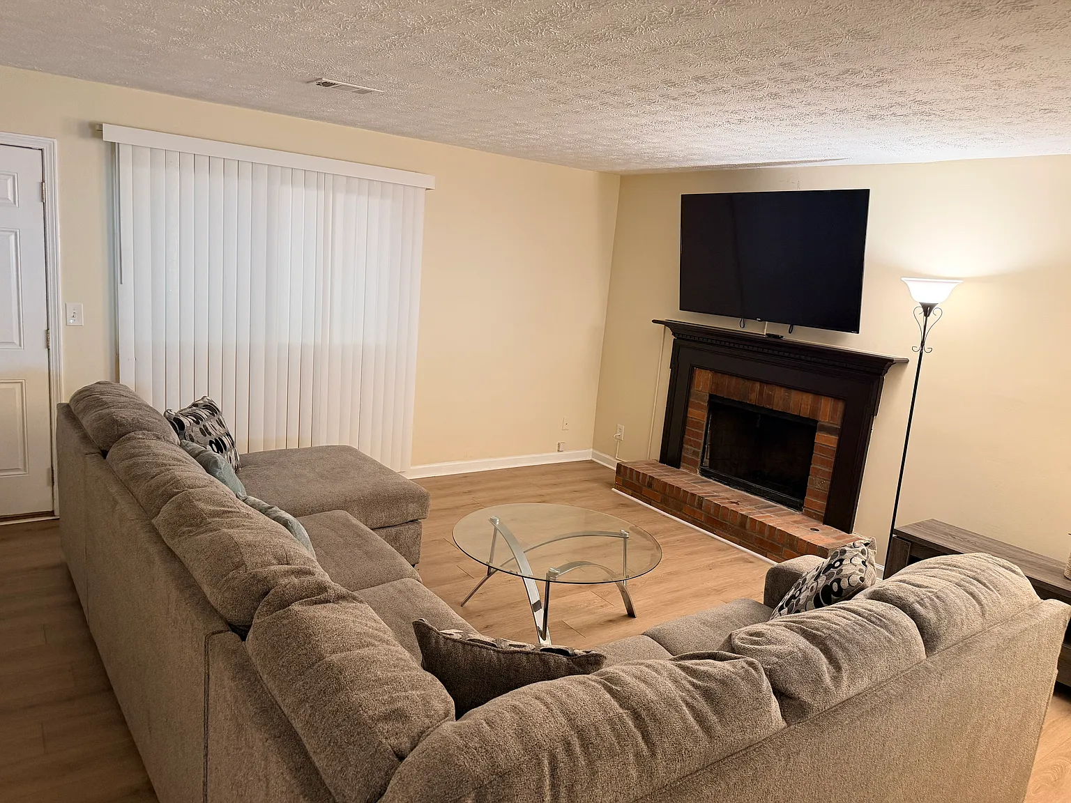 3 bed, 1220 sqft, $2,200 — Photo 2