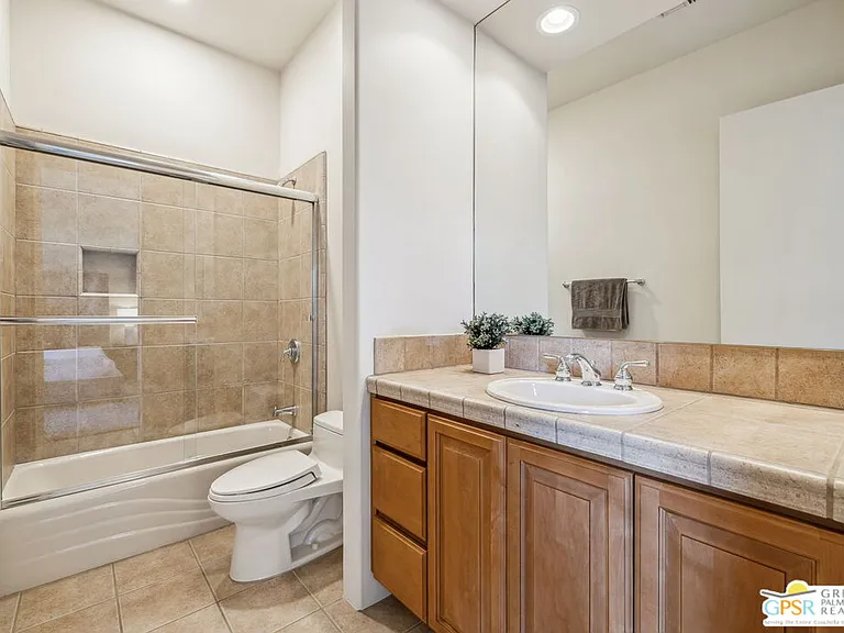 2 Varsity Cir — Photo 44