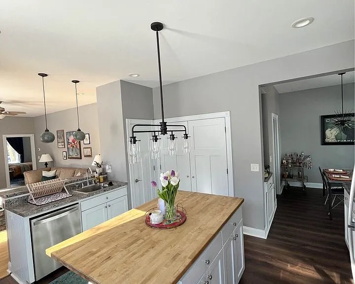 2102 N Cambridge Ave #2102 — Photo 5