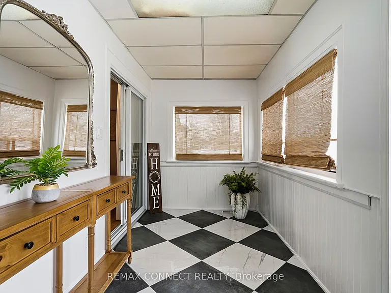 60 Woodbury Rd — Photo 5