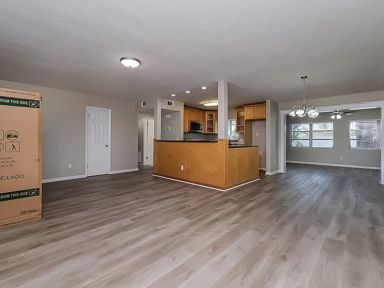 339 Regina Dr S — Photo 4