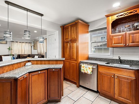 4th image of 83 Dexter St