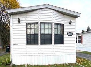 48593 Pineview Dr, Shelby Township, MI 48317