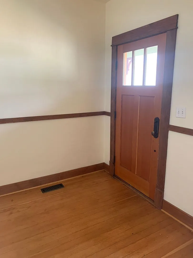 Spacious 3 bedroom home with two separate living spaces — Photo 3