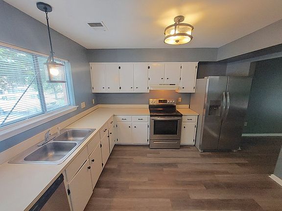 3rd image of 1008 N Green Dr