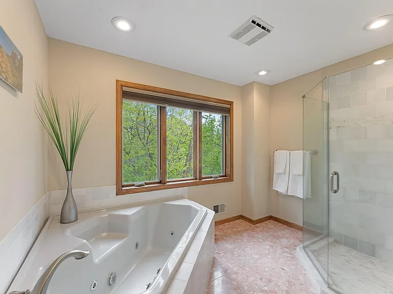 5498 Maple Ridge Ct — Photo 8