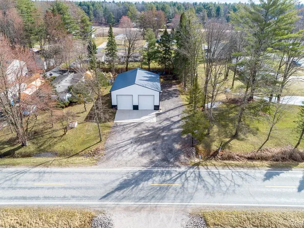 5582 N Lake Sanford Rd, Sanford, MI 48657