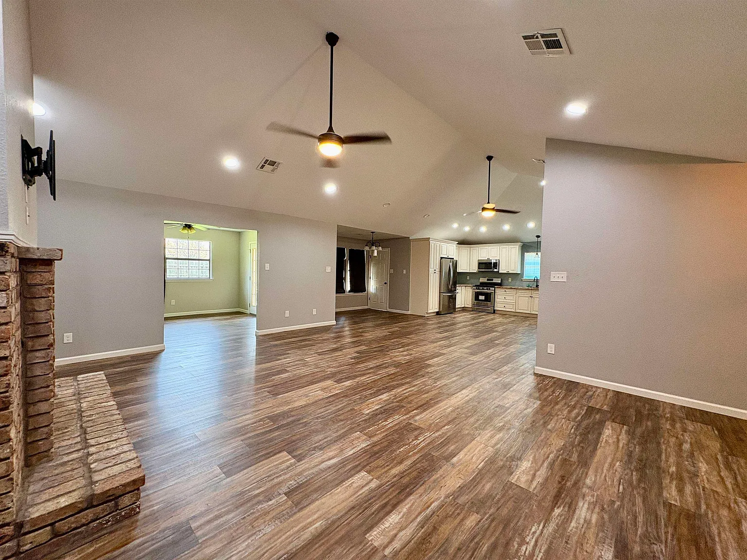 3 bed, 2.0 bath, 1923 sqft, $2,500 — Photo 3