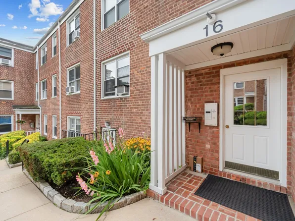 16 Edwards St #2G, Roslyn Heights, NY 11577
