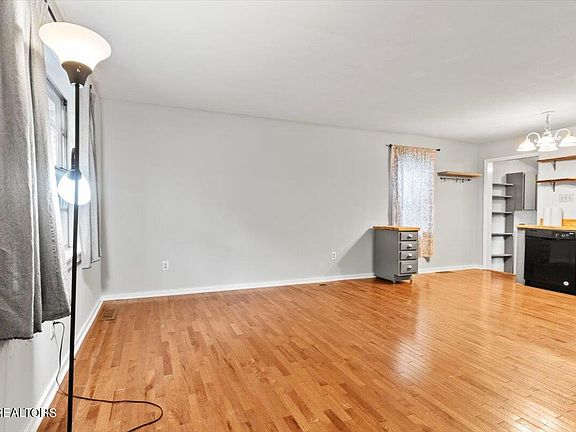 4th image of 118 Leonard Pl