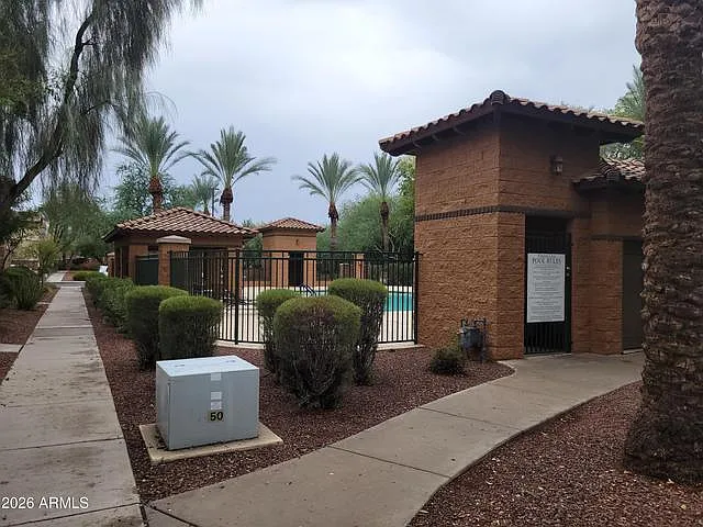 2508 E Vermont Dr — Photo 3
