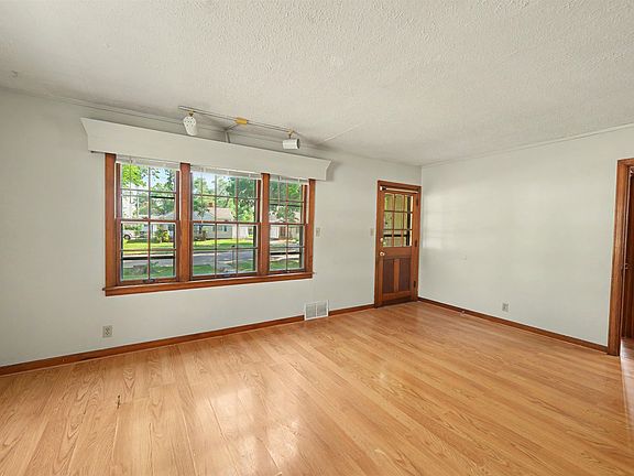 5th image of 237 E Jewell Ave