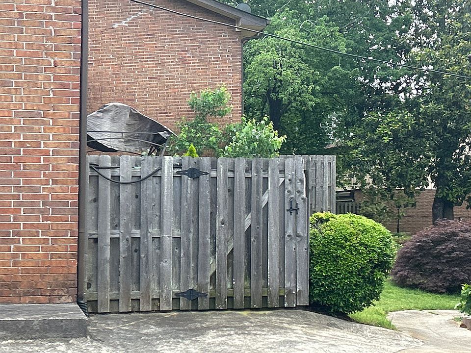 2nd image of 2521 Bradford Sq