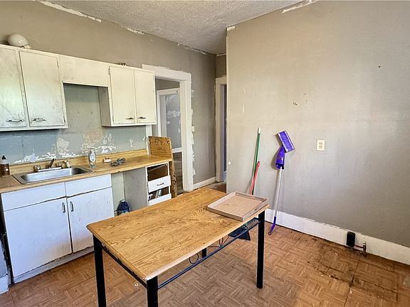 5th image of 3847 W 19th St