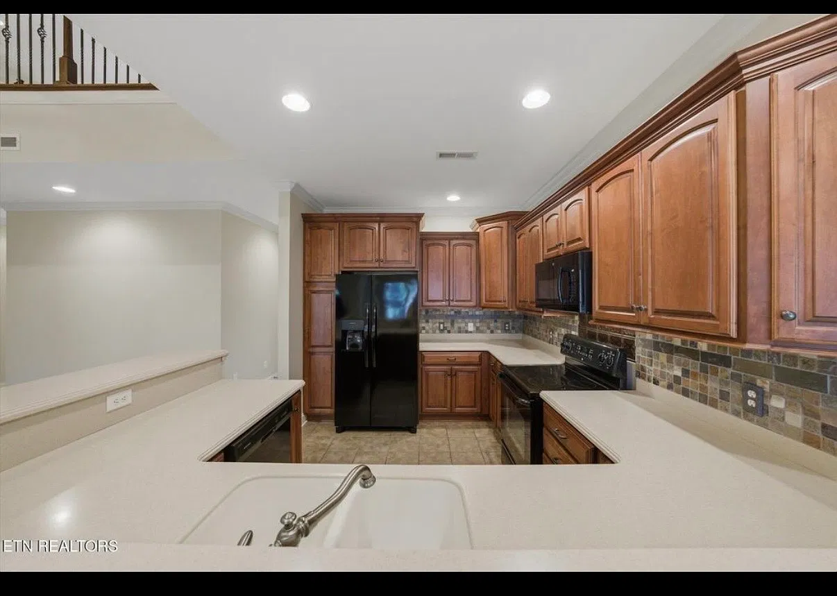 3 bed, 2.5 bath, 2670 sqft, $2,950 — Photo 3