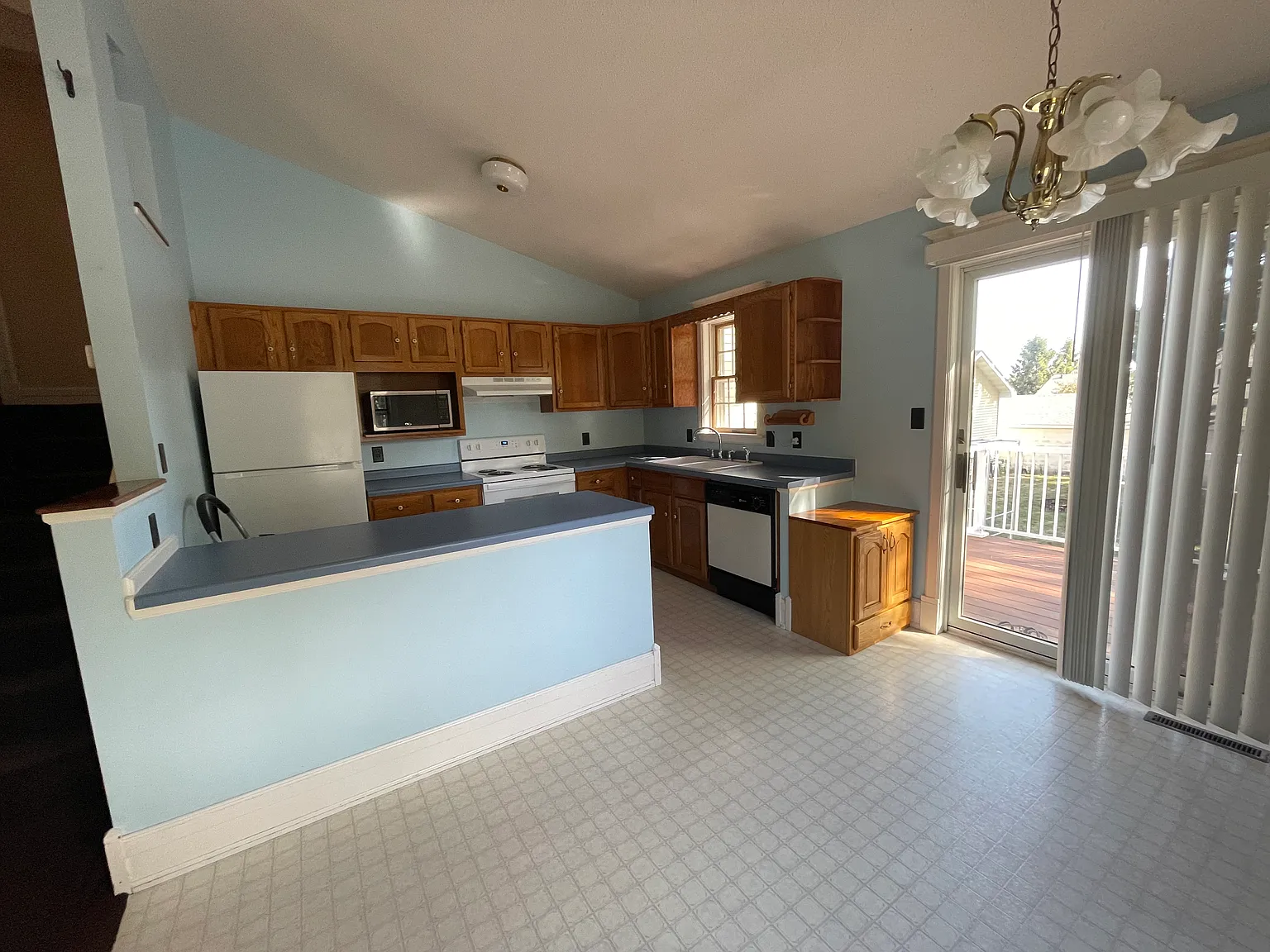 2 bed, 2.5 bath, 1900 sqft, $1,800 — Photo 2