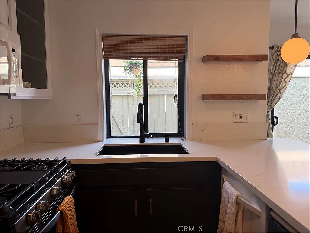 3 bed, 2.5 bath, 1412 sqft, $4,800 — Photo 3
