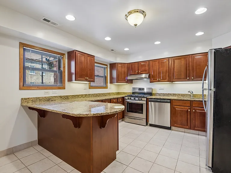 1354 W George St #1 — Photo 10