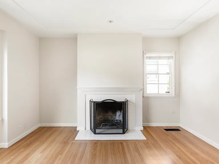 982 Athens St — Photo 13