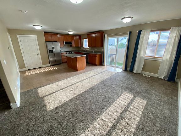 5th image of 2041 N Belmont Dr