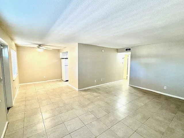 Devon Manor Apartments — Photo 10