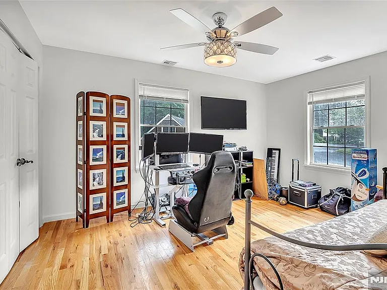 8 Mary Ct — Photo 16