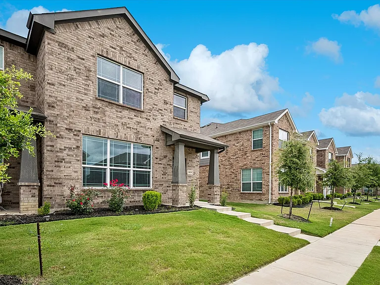 2829 Bellflower Dr — Photo 3