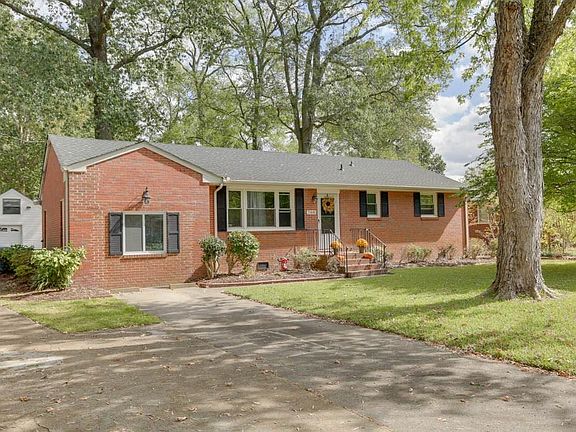 extra long driveway has plenty of room for friends & family parking