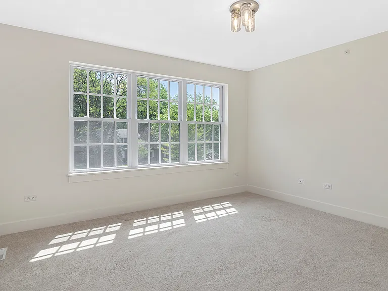 724 Derby Ln — Photo 14