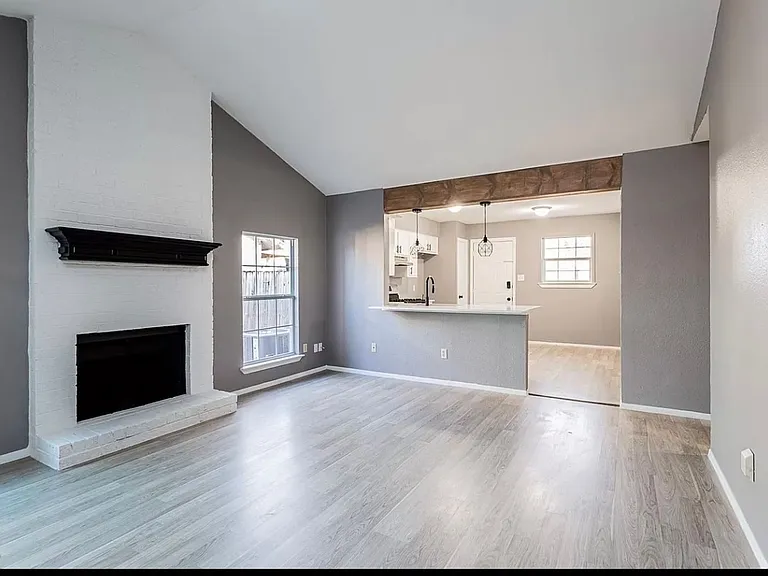 4900 E Stassney Ln — Photo 5