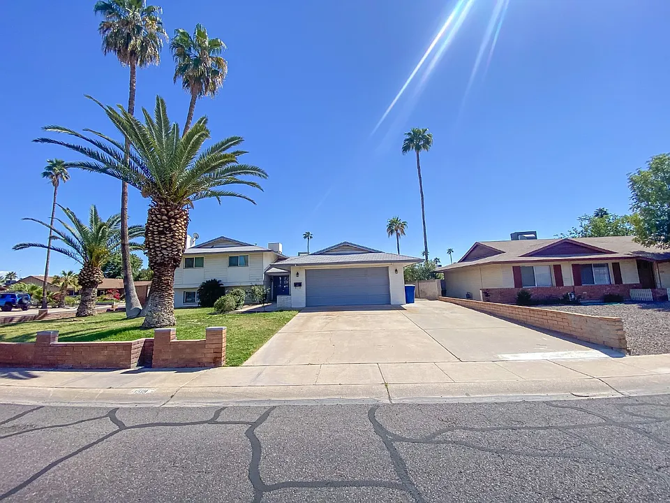 1519 E Laguna Dr