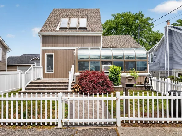 228 W Clearwater Road, Lindenhurst, NY 11757
