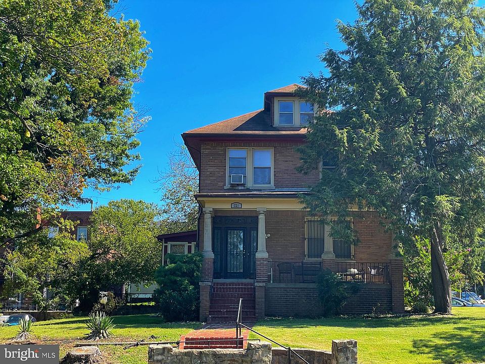 1st image of 121 Raleigh St SE