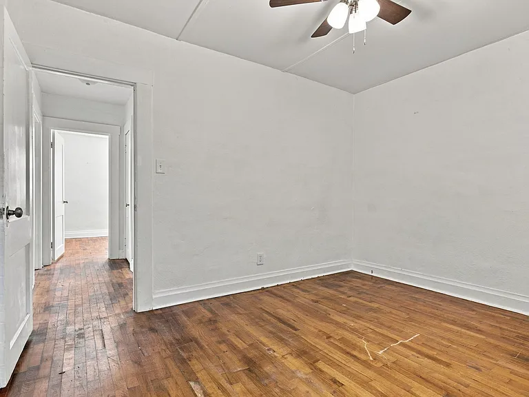300 S College St — Photo 18