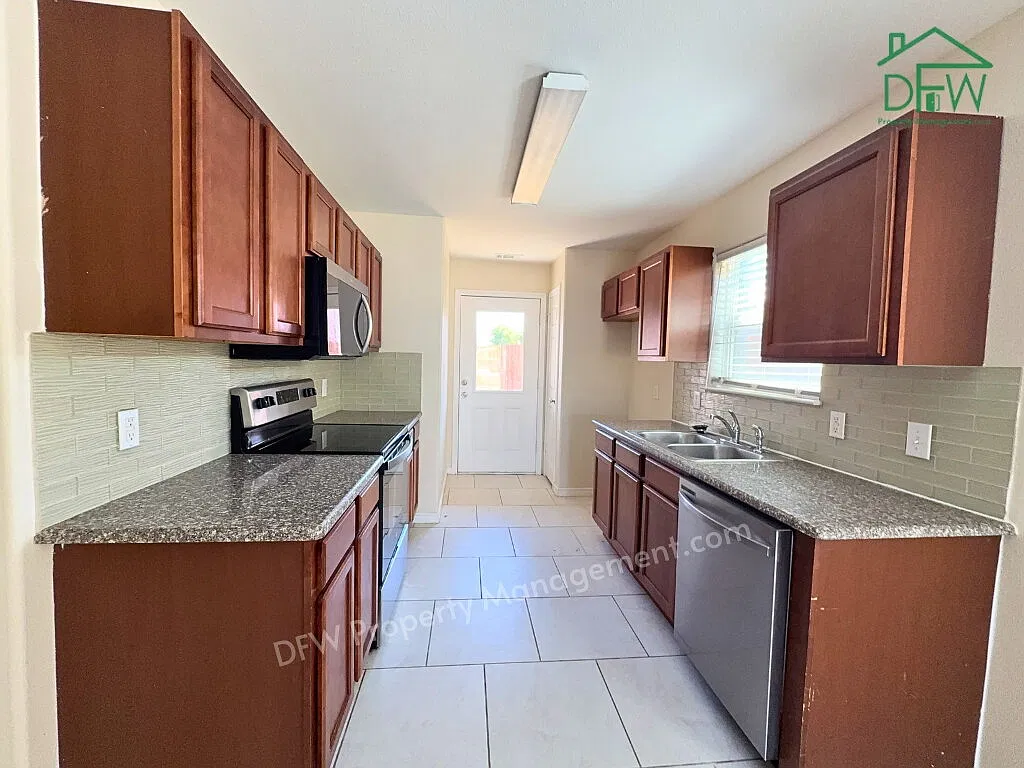 4 bed, 2.5 bath, 1637 sqft, $1,695 — Photo 3