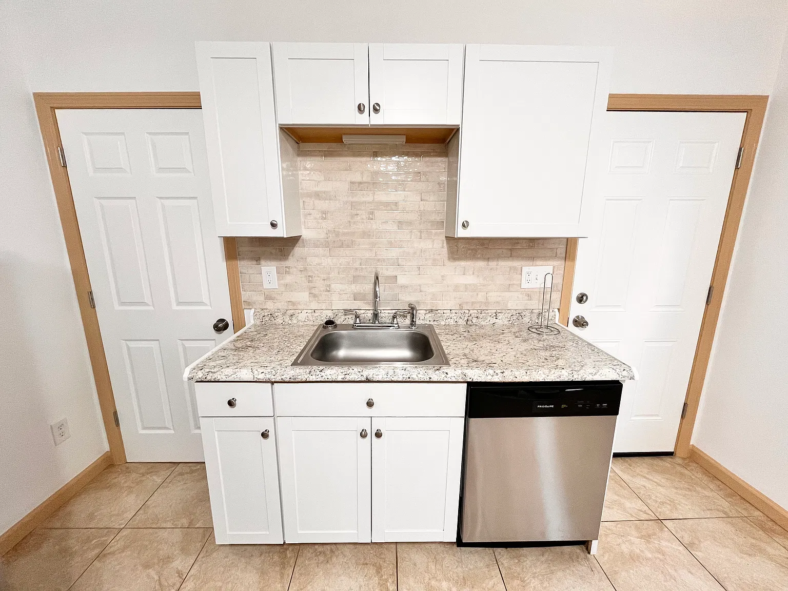 3 bed, 1200 sqft, $1,999 — Photo 2