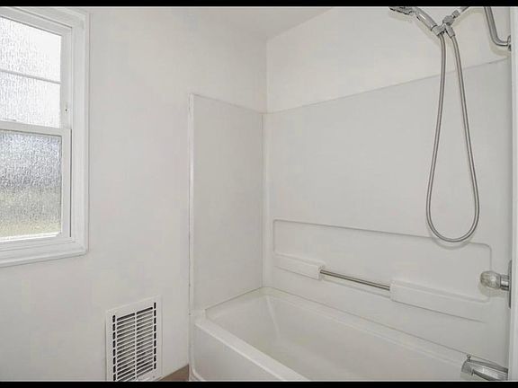 3rd image of 3407 Windsor Dr