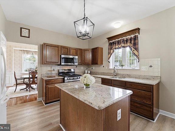 4th image of 713 Iris Ln