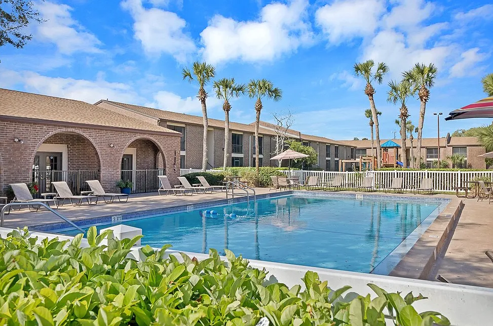 Laurel Pointe — Photo 1