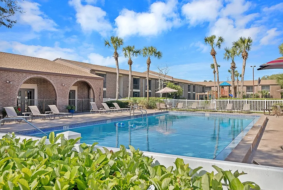 Laurel Pointe