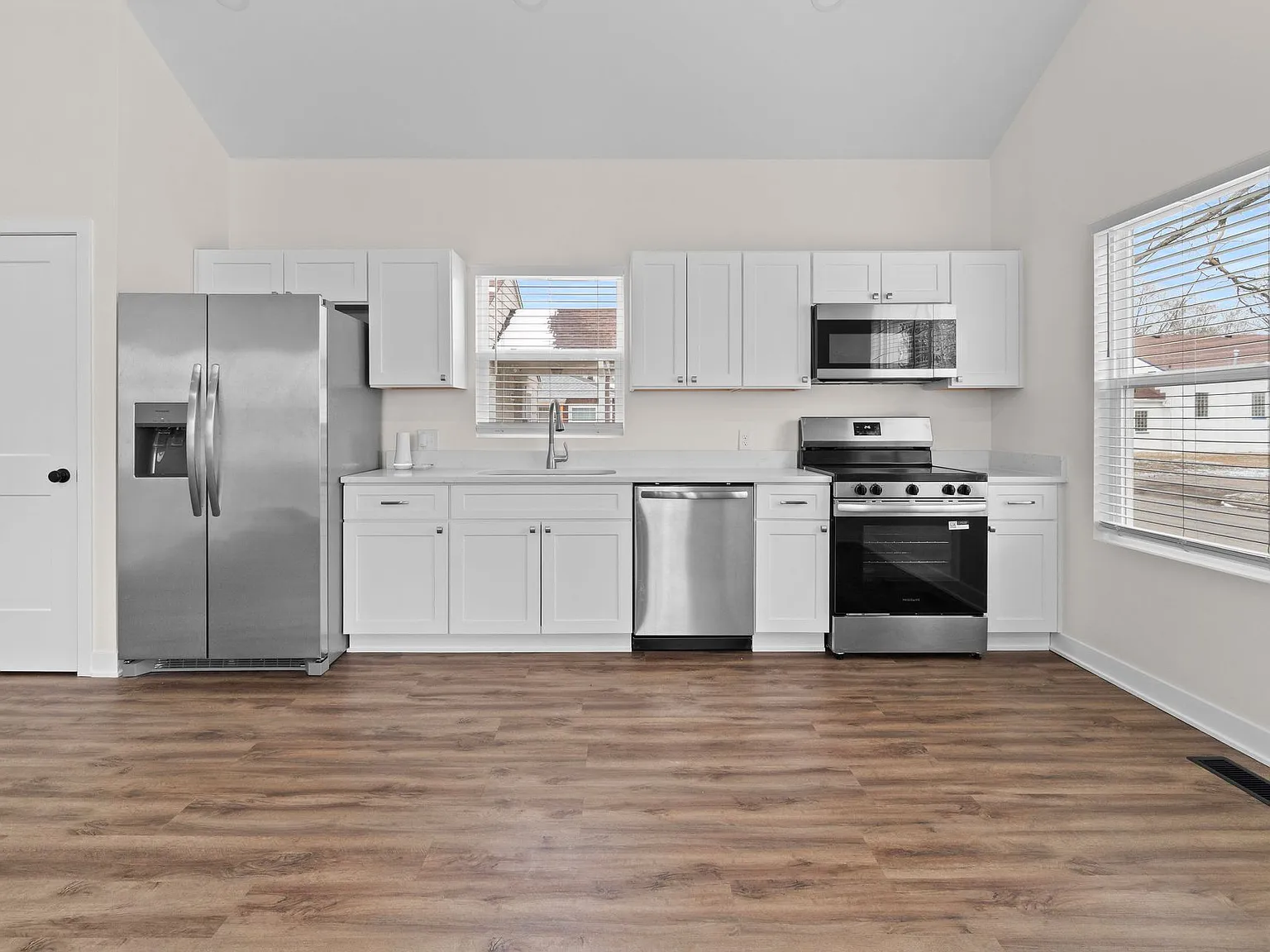 Incredible 2 bedroom 1 bathroom Duplex! — Photo 3