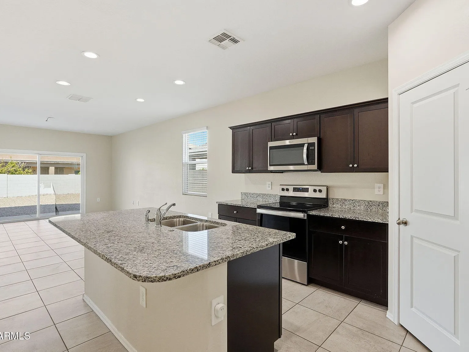3 bed, 2.0 bath, 1786 sqft, $1,800 — Photo 2