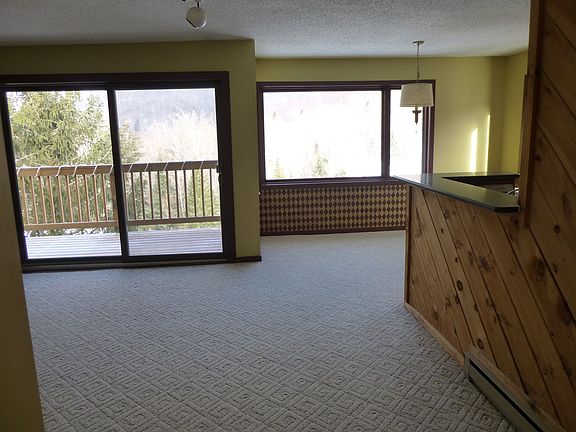 Living Room/Dining Area