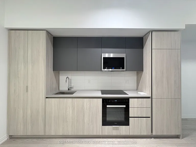 400 King St W #720 — Photo 4